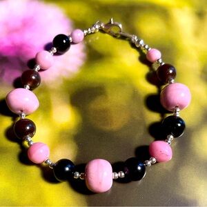 ✔️✔️Pink and Black Glass Beaded Bracelet